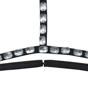 Détail de la bretelle noire ornée de strass avec crochet métallique pour robe de soirée