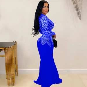 Détail des strass argentés et des paillettes sur la robe de soirée bleu électrique longue