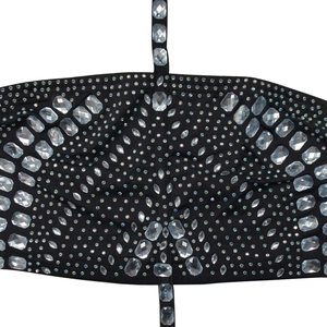 Vue macro de strass étincelants en motif symétrique sur le tissu d'une robe noire bustier