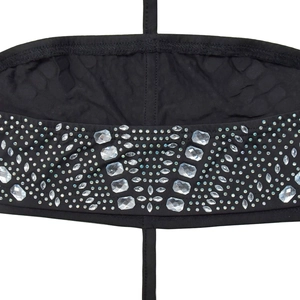 Détail macro de strass en cristal étincelants sur une robe de soirée noire sans manches
