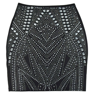 Détail des motifs géométriques en strass sur une mini robe moulante noire élégante