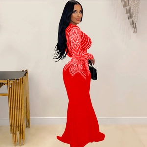 Détails de la robe sirène rouge longue au sol avec des motifs de strass scintillants