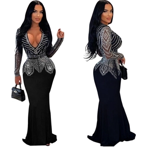 Détail d'une robe de soirée noire à col en V avec des motifs radieux en strass argentés