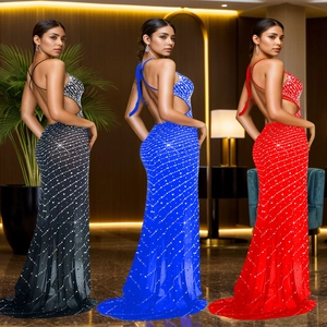 Détail de robes de soirée à paillettes avec dos nu et découpes latérales en trois couleurs