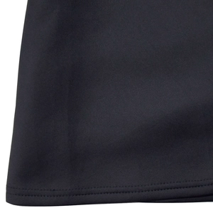 Nahaufnahme des Saums mit Doppelnaht an einem schwarzen Abendkleid-Stoff