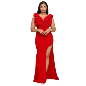 Dettaglio dell'abito rosso con scollo a V, balze 3D e cuciture sartoriali attillate