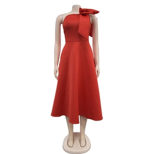 Detailansicht eines roten One-Shoulder-Kleides mit einer eleganten Schleife an der Schulter