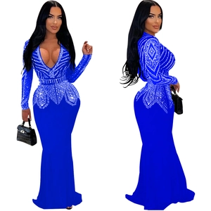 Double vue d'une robe de soirée bleu roi avec strass argentés et décolleté en V profond
