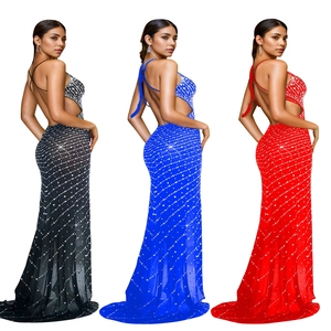Robe de soirée à strass avec col en V et dos nu, disponible en noir, bleu et rouge