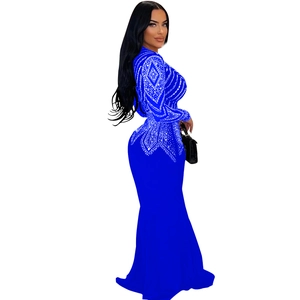 Vue détaillée de la robe de soirée bleu roi avec des motifs complexes en strass argentés