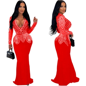 Détail de la robe de soirée rouge longue avec décolleté en V et motifs en strass brillants