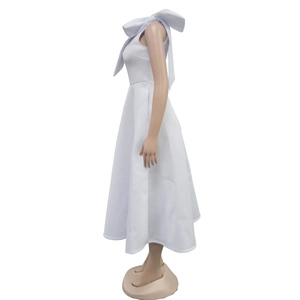 Elegantes weißes ärmelloses A-Linien-Midikleid mit großer Schleife an der Schulter