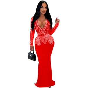 Détail d'une robe de soirée rouge avec décolleté en V profond et ornements en strass argentés