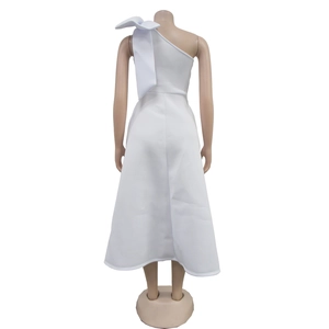 Detailansicht der Rückseite eines weißen One-Shoulder-Abendkleids mit großer Schleife