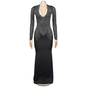 Détail de la robe de soirée à manches longues col en V avec motifs strass argentés complexes