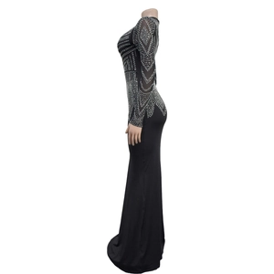 Détail des motifs géométriques en strass argentés sur la robe de soirée sirène noire