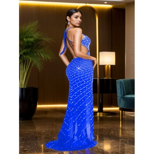 Détail d'une robe de soirée bleu roi ornée de strass avec découpes latérales