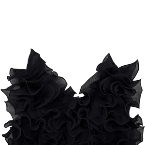 Dettaglio delle balze sullo scollo a V e della trama in chiffon plissettato dell'abito