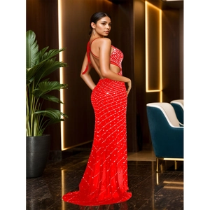 Vue arrière détaillée d'une robe de soirée rouge à paillettes avec dos nu et coupe sirène