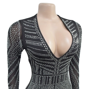 Détail de la robe longue à col en V avec strass argentés et manches en résille
