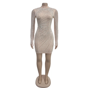 Detail van huidskleurige mesh mini-jurk met fonkelende zilveren strass-steentjes