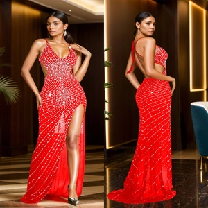 Robe longue rouge élégante à col en V avec strass et détails ajourés sur le côté
