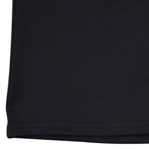 Dettaglio dell'orlo a doppia cucitura e della trama a maglia di un abito lungo nero
