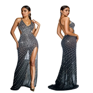 Détail d'une élégante robe de soirée noire cintrée avec strass scintillants et fente latérale
