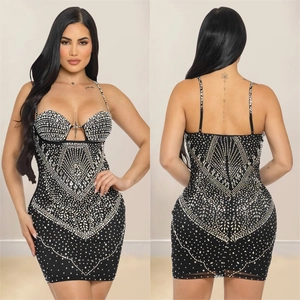 Ärmelloses schwarzes Minikleid mit silbernen Strasssteinen und Herz-Ausschnitt
