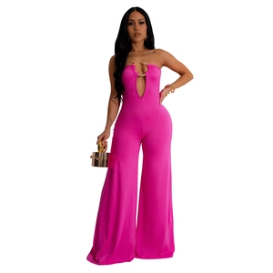 Jumpsuit in strahlendem Pink mit weitem Bein, Carmen-Ausschnitt und Goldring-Detail