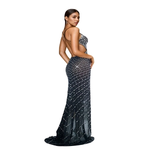 Détail d'une robe de soirée noire avec bretelles croisées dos nu et strass scintillants