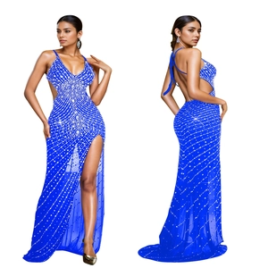 Détails de la robe de soirée bleu foncé avec col en V, strass scintillants et fente haute
