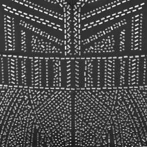 Vue détaillée des motifs géométriques en cristal et strass sur la robe de soirée noire