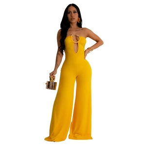 Hellgelber trägerloser Damen-Jumpsuit mit Schlangen-Metallring und weitem Bein
