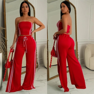 Ensemble femme deux pièces rouge avec haut bandeau et pantalon large à rayures