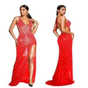 Détail de robe de soirée rouge luxe avec strass scintillants et fente latérale haute