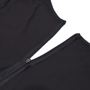Gros plan de la fermeture éclair noire de qualité supérieure sur une robe femme