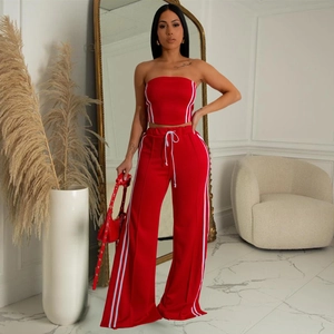 Détail d'un ensemble deux pièces rouge avec rayures latérales et taille à cordon serrage
