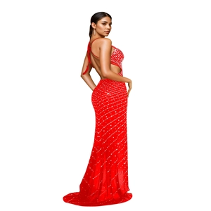 Détail de la robe rouge à paillettes montrant le dos nu et la coupe sirène élégante