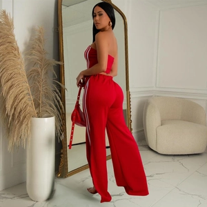 Détail du haut bandeau rouge et du pantalon large avec des bandes latérales blanches