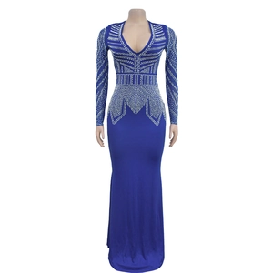 Détail de la robe de soirée bleu foncé avec strass scintillants et décolleté en V profond