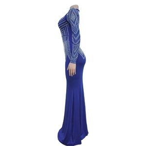 Détail de la robe de soirée bleu roi montrant des motifs géométriques en strass argentés