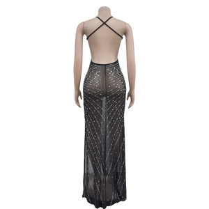 Détail des bretelles croisées sur une robe longue noire dos nu avec strass argentés