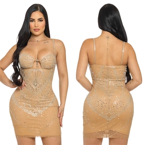 Detailaufnahme des hautfarbenen Bodycon-Kleides mit feinen silbernen Strassmustern