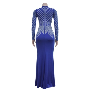 Vue détaillée d'une robe de soirée bleu roi avec strass géométriques au dos de la robe