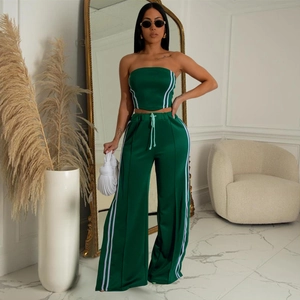 Détail d'un ensemble deux pièces vert foncé avec haut bandeau et pantalon large