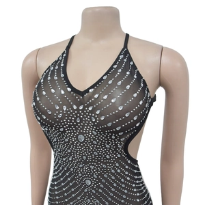 Vue détaillée du col en V plongeant et des strass argentés sur la robe en maille noire