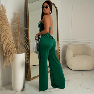 Détail d'un ensemble deux pièces vert foncé avec haut sans manches et pantalon large