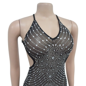 Détail de la robe en maille noire avec strass argentés et découpe latérale sexy