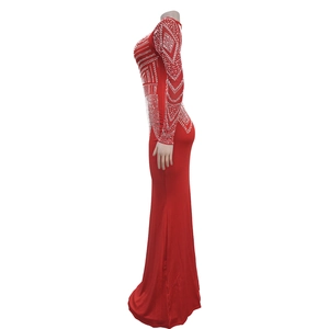 Détail de robe de soirée rouge avec des motifs géométriques en strass blancs sur les manches